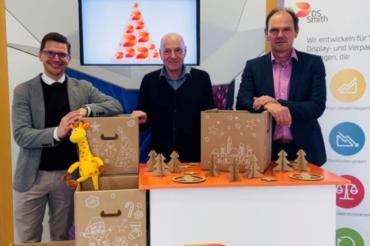 Oberbürgermeister David Wittner (links), Michael Lamprecht, Cluster Director South bei DS Smith Packaging Deutschland & Schweiz (rechts) und Peter Scharfenecker, Site Manager DS Smith Werk Nördlingen (mitte), präsentieren die weihnachtlichen Kisten im speziellen Nördlingen-Design.