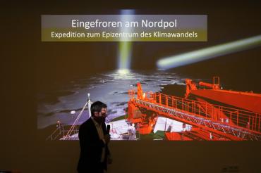 Im Bild ist der Vortrag über „Eingefroren am Nordpol“ zu sehen.