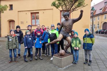 Das Bild zeigt die Kinder die am Kindermitbringtag auf Entdeckungsreise durch den Landkreis gingen. 