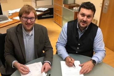 Auf dem Bild zu sehen (von links): Andreas Schnelle, Regionalmanager der Telekom und Bürgermeister Christoph Schmidt. 