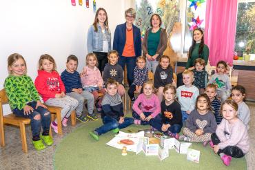 Die Vorschulkinder des Deininger Kindergartens „Villa Funkelstein“ haben in einer Verlosungsaktion des AELF Nördlingen-Wertingen eine Lebensmittelretter-Box mit vielen praktischen Utensilien gewonnen. Mit den Kindern freuten sich die Erzieherinnen Katharina Husel und Simone Geiger (1. u. 3. v. l.), Hauswirtschaftsdirektorin Brigitte Steinle (2. v. l.) und Praktikantin Sophia Gabler.