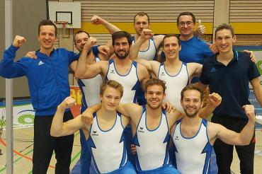 Kevin Reile (mitte links) und Simon Meyer (mitte rechts) mit dem Team aus Fürth.