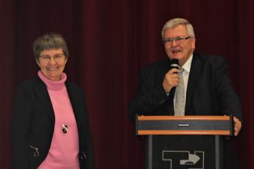 Das Foto zeigt Dr. Renate Rachidi und Dr. Christoph Henzler.