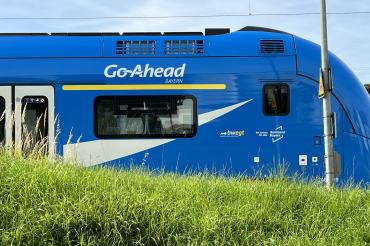 Das Bild zeigt einen Zug von Go-Ahead