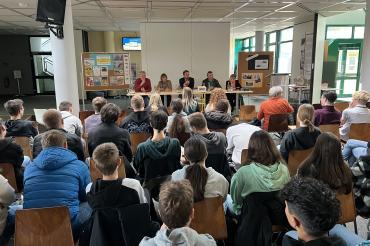 Das Bild zeigt (v.l.) Johannes Thum (ÖDP), Brigitte Kundinger-Schmidt (SPD), Moderator Mirco Zeitler, Albert Riedelsheimer (3. Bürgermeister in Donauwörth/ Bündnis 90/Die Grünen) und Birgit Rössle (CSU).