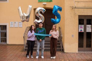 Das Bild zeigt Laura Krasniqi, Melih Karaman und Kim Wildermann (von links nach rechts).