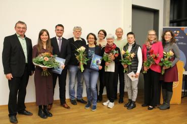 Bürgermeister Albert Riedelsheimer (l.) und OB Jürgern Sorré (3.v.l) übergeben die Donauwörther Umweltpreise an Magdalena Schmid (2.v.l.) und an Christine Anselmi (5.v.l) und die Mitglieder der Plogging Grupppe. 