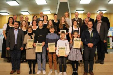 Die Geehrten zusammen mit Bürgermeister Christof Schmidt (vorne links), Sportreferent Bernd Spielberger (vorne rechts), Erwin Seiler (mittlere Reihe, rechts außen) und Ehrenamtsreferent Wolfgang Stolz (hinten rechts). 