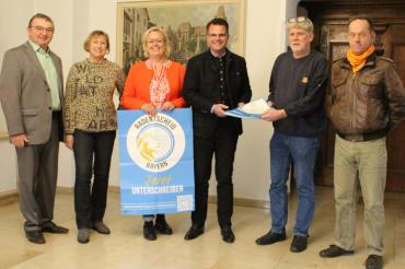 Übergabe der Unterschriften (von links nach rechts): Albert Riedelsheimer (Grüne), Bärbel Stahl (Grüne), Brigitte Kundinger-Schmidt (SPD), OB Jürgen Sorre; Johannes Thum (ÖDP), Steffen Reddel (ADFC) 