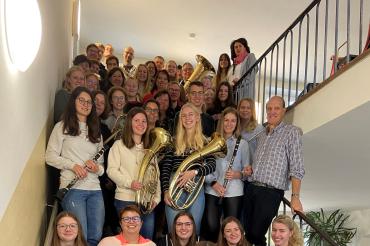 Das Bild zeigt die Musikerinnen und Musiker der Stadtkapelle Harburg unter der Leitung von Stadtkapellendirigent Franz Fischer.