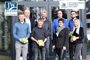 Karl-Heinz Hederer (Senior Manger HR), Thomas Schürer (BR-Vorsitzender), Kai Nusser (Ausbilder Industriemechaniker) und Karin Dorn (Ausbilderin Industriekaufleute), überreichen den Ausgebildeten ihre Geschenke.