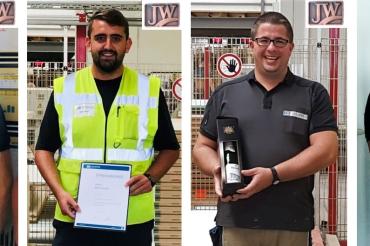 DIe stolzen Mitarbeiter mit ihren Auszeichnungen für langjährige Mitarbeit.