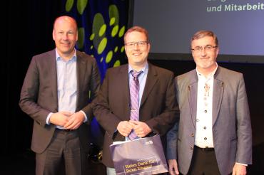 Bezirkstagspräsident Martin Sailer und Wolfgang Heinlein Gesamtpersonalratsvorsitzender dankten dem Ärztlichen Direktor des Bezirkskrankenhauses Donauwörth, PD Dr. Karel Frasch, für dessen Verdienste. 