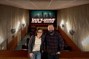 Die beiden Filmfreunde Marcel Kraft (rechts, Fladen-Piraten) und Andi Weiss (Foto) wollen Filmklassiker nochmal im Kino erleben. Die Kinobetreiberin Marion Böhm-Dannhorn stellt ihr kleines Nostalgiekino im Herzen Nördlingens für die Aktion KULT-KINO zur Verfügung.