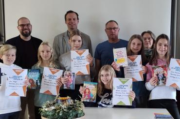 von links hinten: die Jury mit Eva von Roda (ganz links hintere Reihe);  von links vorne: die Klassenbesten und die Siegerin Milena Quirsfeld in der Mitte vorne.