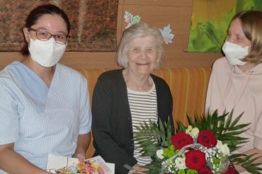 Im Bild sind Wohnbereichsleiterin Andrea Roßkopf, Jubilarin Maria Hauer, Pflegedienstleiterin Brigitta Streitwieser zu sehen