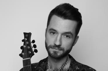 Der Komponis Matze Semmler tritt mit seiner Gitarre auf.