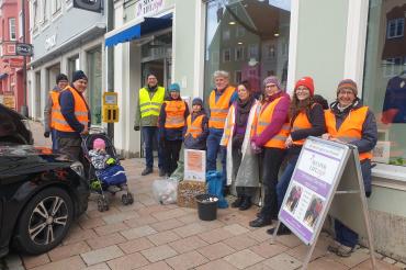 Viele freiwillige der Plogging-Gruppe des Vereins Transition Town sammelten im November wieder erschreckend viel Müll in Donauwörth ein.