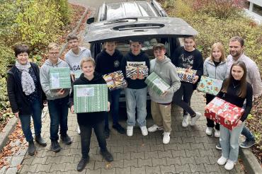 Die Schüler der Wirtschaftsschule mit ihren Paketen für die Aktion Nikolauskonvoi.