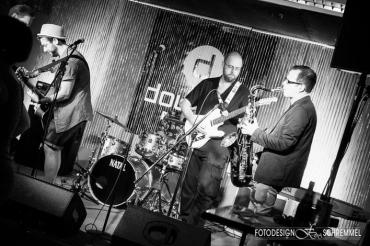 Im Bild ist eine Musikband zu sehen.