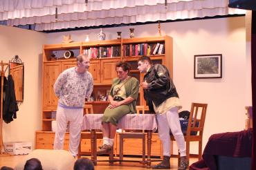 Im Bild ist eine Szene vom Peichinger Bauerntheater zu sehen.