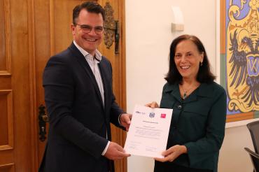 Oberbürgermeister Jürgen Sorré und Bibliotheksleiterin Evelyn Leippert-Kutzner bei der Auszeichnung der Donauwöther Stadtbibliothek.
