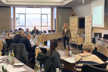 Mitglieder des interkommunalen Netzwerks Flächensparen beim letzten Austauschtreffen und Runden Tisch im Landkreis Donau-Ries zusammen mit Konversionsmanagerin und Moderatorin Barbara Wunder. 