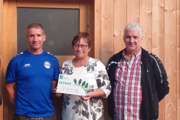 Die Spartenleitung der Vereine bekomemen die Spende überreicht.