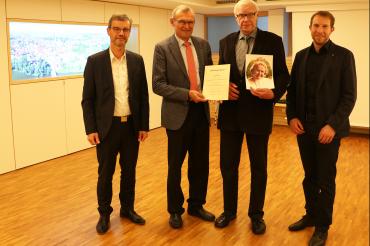 Die Übergabe der Stiftungsurkunde in Oettingen