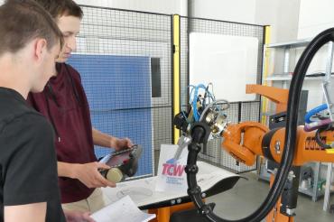 TCW-Technikexperte Marcel Meyer erklärt Schüler, wie ein Roboter funktioniert und programmiert wird. 