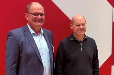 Georg Wiedemann mit dem Bundeskanzler Olaf Scholz.