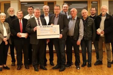Mitarbeiterinnen und Mitarbeiter der RVB Ries in Oettingen mit den Vertreterinnen und Vertretern der Hainsfarther Vereine bei der Spendenübergabe.