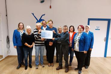 Die Vorsitzenden der Blaumeisen und der Behinderteneinrichtungen bei der Spendenübergabe.