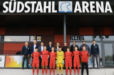 Südstahl bedankte sich beim offiziellen Fototermin für die Zusammenarbeit und wünscht dem Verein viel Erfolg in der „Südstahl Arena".
