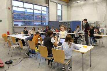 Schüler der Realschulen Maria Stern Nördlingen und Maria Ward Wallerstein lernen spielerisch den Roboterbau und die Roboterprogrammierung. 
