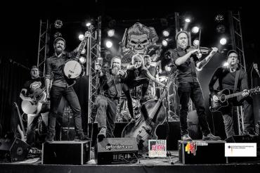 Im Bild ist die Ski King Band zu sehen.