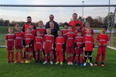 Die Jugend-Kicker freuen sich sichtlich über die neuen Trikots.