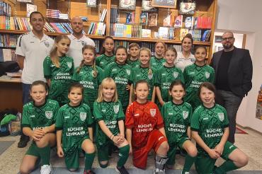 Die erste Mädchenmannschaft mit ihren neuen Trikots.