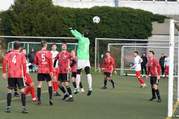 Das 1:0 nach Ecke - der Ball senkt sich wie eine Bogenlampe nach Faustabwehr vom Torwart ins eigene Tor.