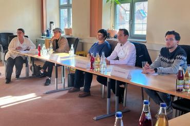 Vier Mitbürgerinnen und Mitbürger mit Migrationshintergrund