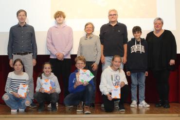 (v.l.n.r.): Emily Herbold, Emma Wiedemann, Ralf Baur und Alina Steinmeyer