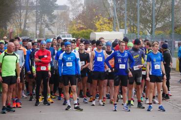 Die Teilnehmer warten auf den Startschuss.