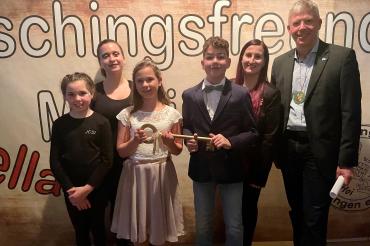 Am 11.11 eröffneten die Mertinger Faschingsfreunde die närrische Zeit und präsentierten ihr Kinderprinzenpaar. Auf dem Bild zu sehen (von links): Josi Schwarz, Hofmarschall-Azubine, Luna Bläßing, Kinderhofmarschallin, Prinzessin Stella I., Prinz Sebastian II., Sandra Hurler, Hofmarschallin und Bürgermeister Veit Meggle. 