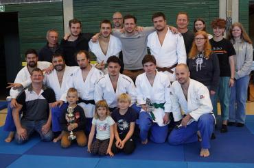 Wemdinger Judoteam mit Abteilungsleiter Jörg Fackler (vorne links), Ligacoach Marco Schmidt (rechts daneben), Ligacoach Markus Lachner (stehend in der Mitte).