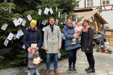 Weihnachtswünsche wurden am Weihnachtsbaum am Marktplatz aufgehängt und warten nun darauf, von den Rieserinnen und Riesern erfüllt zu werden. 