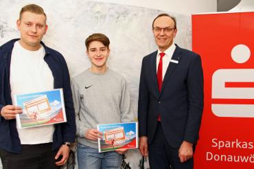 Das Bild zeigt (von links) Niklas Bumberger aus Asbach-Bäumenheim, Redzheb Redzheb aus Donauwörth und Sparkassendirektor Johann Natzer.