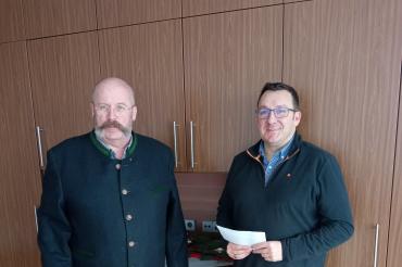 Geschäftsführer Thomas Schröttle übergab an Herrn Branko Schäpers eine Spende in Höhe von 1.000 Euro. 