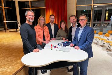 v.l.: Präsident Steffen Höhn, Schulleiterin Marga Riedelsheimer, Activity-Beauftragter Moritz Pösl, Lehrerin Theresa Wizinger, Vorsitzender Förderverein Mittelschule Sven Gaudernack. Frau Wizinger zeigt ein "Starterkit".
