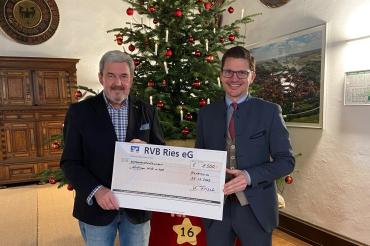 Karl Frisch aus Herkheim spendet 1.500 Euro für die Nördlinger Hilfe in Not. 