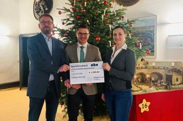 Matulka electronic spendet 1.000 Euro für die Nördlinger Hilfe in Not. 